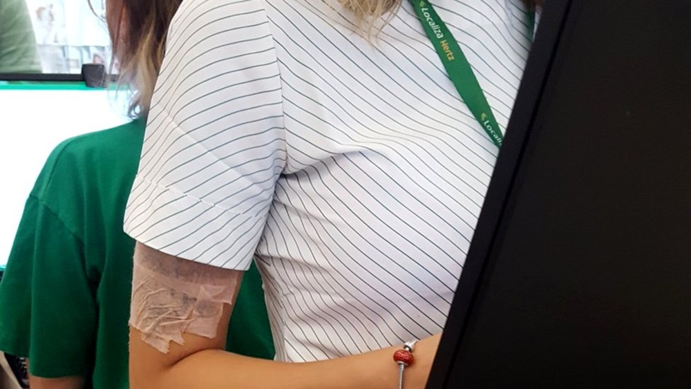 'É aceitar ou ser demitida': os desafios de quem precisa esconder tatuagens para não perder o emprego